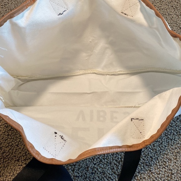 Weekend Vibes Tote Bag in GUC - Picture 5 of 12